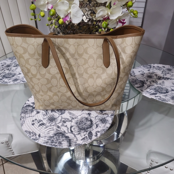 Coach City Tote Bag In Signature Canvas - Picture 2 of 5